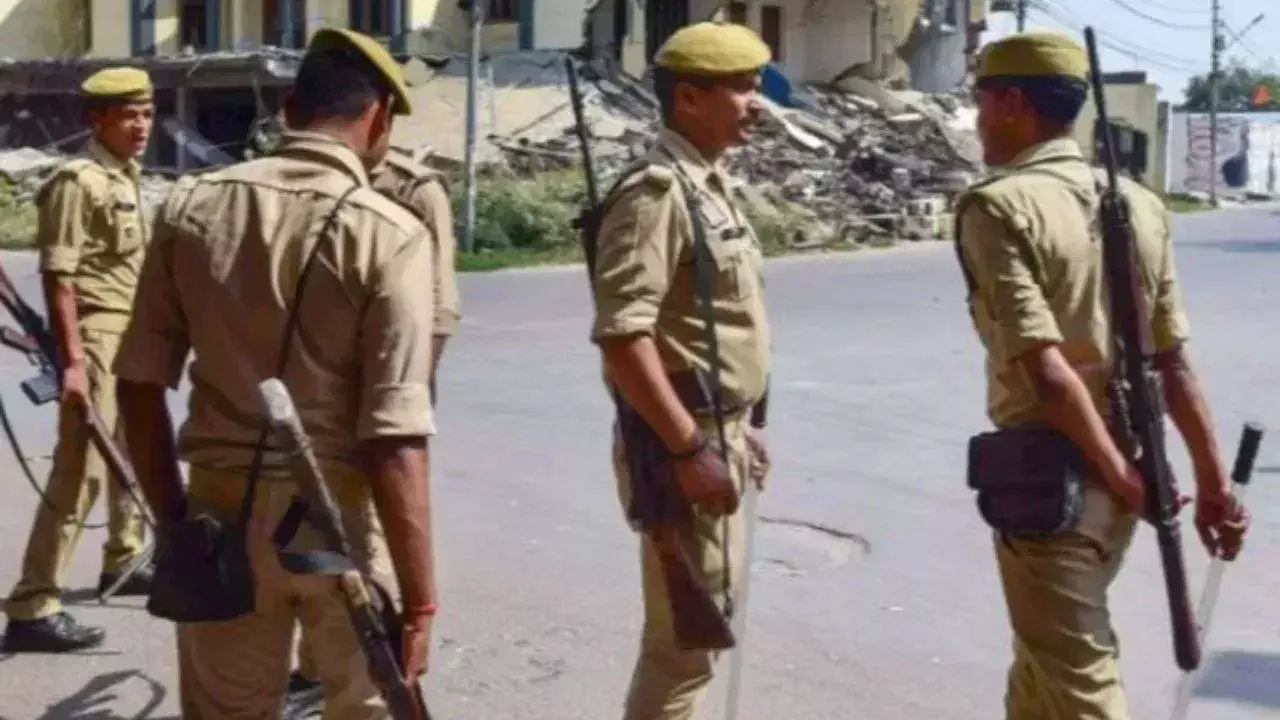 Lucknow: वर्दी पर हाथ, सिपाही से मारपीट में VIP बेटे का नाम आया सामने Lucknow: वर्दी पर हाथ, सिपाही से मारपीट में VIP बेटे का नाम आया सामने