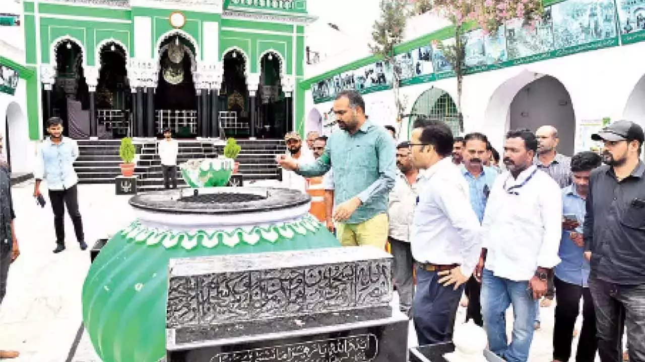 GHMC प्रमुख ने बोनालू, मोहर्रम से पहले लाल दरवाजा मंदिर, बीबी-का-आलम का निरीक्षण किया GHMC प्रमुख ने बोनालू, मोहर्रम से पहले लाल दरवाजा मंदिर, बीबी-का-आलम का निरीक्षण किया