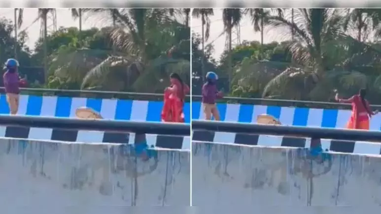 बीच हाईवे में साड़ी पहन डांस करती दिखी महिला, जमकर वायरल हुआ VIDEO बीच हाईवे में साड़ी पहन डांस करती दिखी महिला, जमकर वायरल हुआ VIDEO