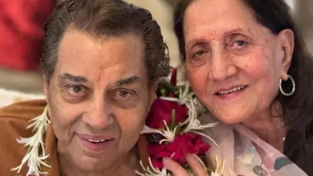बॉबी देओल ने शेयर की पिता धर्मेंद्र और मां प्रकाश कौर की प्यारी तस्वीर बॉबी देओल ने शेयर की पिता धर्मेंद्र और मां प्रकाश कौर की प्यारी तस्वीर