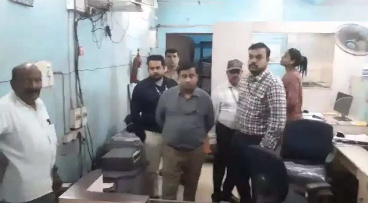 क्योंझर में ओडिशा ग्रामीण बैंक को लुटेरों ने लूटा, 10 लाख और सोना लेकर फरार क्योंझर में ओडिशा ग्रामीण बैंक को लुटेरों ने लूटा, 10 लाख और सोना लेकर फरार