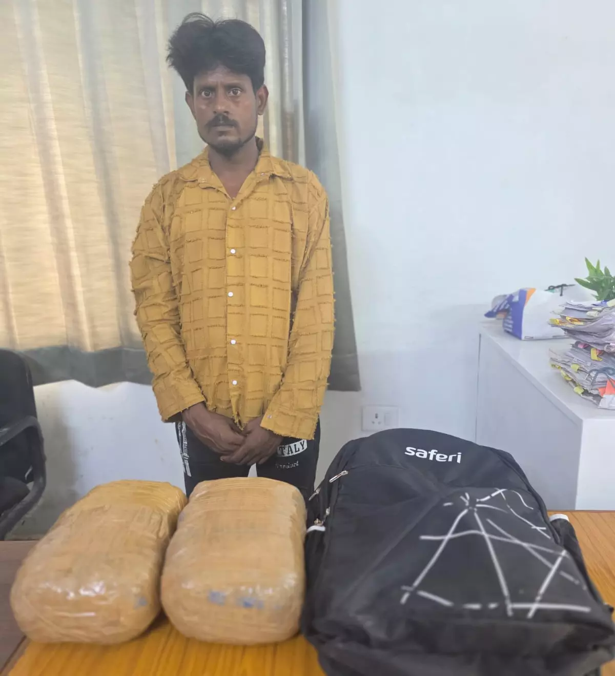 मौदहापारा पुलिस ने गांजा तस्कर को दबोचा मौदहापारा पुलिस ने गांजा तस्कर को दबोचा