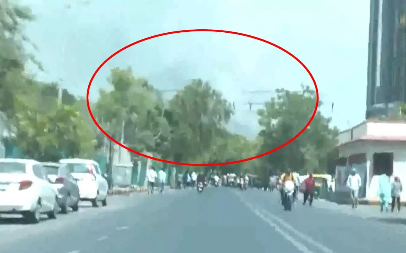अहमदाबाद में एअर इंडिया का प्लेन क्रैश, लंदन जा रही थी फ्लाइट, घटनास्थल का वीडियो सामने आया अहमदाबाद में एअर इंडिया का प्लेन क्रैश, लंदन जा रही थी फ्लाइट, घटनास्थल का वीडियो सामने आया
