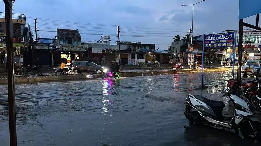 बेंगलुरू में बारिश: सड़कों पर पानी, यातायात बाधित बेंगलुरू में बारिश: सड़कों पर पानी, यातायात बाधित