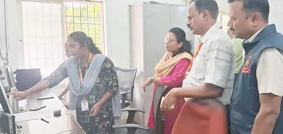Tumkur : लोकायुक्त ने तालुक कार्यालय पर छापा मारा Tumkur : लोकायुक्त ने तालुक कार्यालय पर छापा मारा