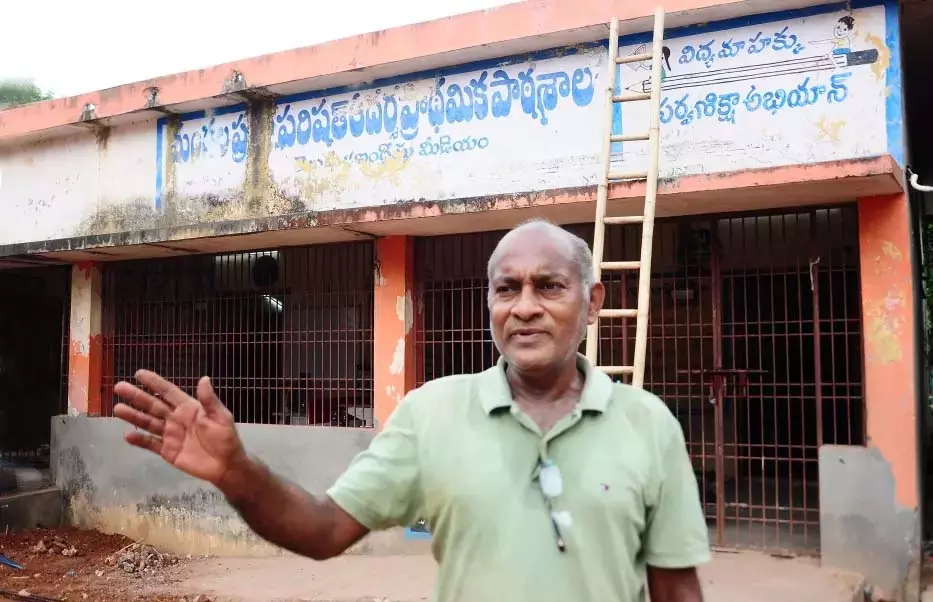 Andhra: ग्रामीणों ने हेडमास्टर की सराहना की जिन्होंने अपने पैसे से स्कूल को पुनर्जीवित किया Andhra: ग्रामीणों ने हेडमास्टर की सराहना की जिन्होंने अपने पैसे से स्कूल को पुनर्जीवित किया