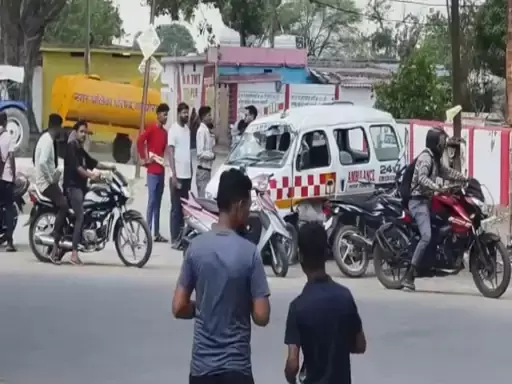 एम्बुलेंस पलटने से ड्राइवर और अटेंडर घायल, साइड देते वक्त हुआ हादसा एम्बुलेंस पलटने से ड्राइवर और अटेंडर घायल, साइड देते वक्त हुआ हादसा