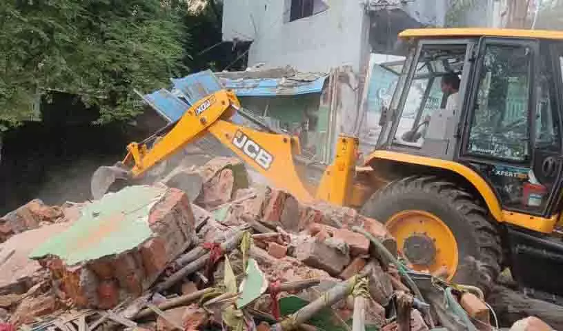 हाइड्रा ने Banjara Hills में नाले पर अतिक्रमण हटाया हाइड्रा ने Banjara Hills में नाले पर अतिक्रमण हटाया