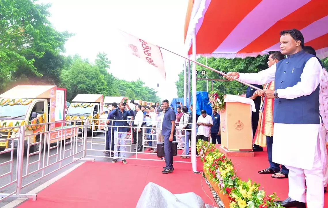 ओडिशा में BJP सरकार की पहली वर्षगांठ पर CM ने विकास वाहन को हरी झंडी दिखाई ओडिशा में BJP सरकार की पहली वर्षगांठ पर CM ने विकास वाहन को हरी झंडी दिखाई