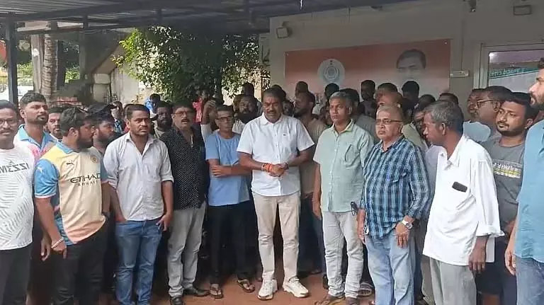 Goa टैक्सी ऑपरेटरों ने एग्रीगेटर नीति को खत्म करने के लिए विधायक अमोनकर से समर्थन मांगा Goa टैक्सी ऑपरेटरों ने एग्रीगेटर नीति को खत्म करने के लिए विधायक अमोनकर से समर्थन मांगा