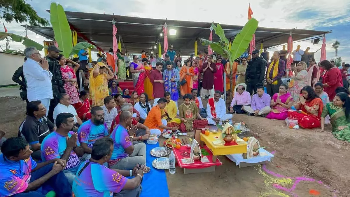 पंडित धीरेंद्र शास्त्री ने बागेश्वर धाम सनातन मठ की आधारशिला रखी पंडित धीरेंद्र शास्त्री ने बागेश्वर धाम सनातन मठ की आधारशिला रखी