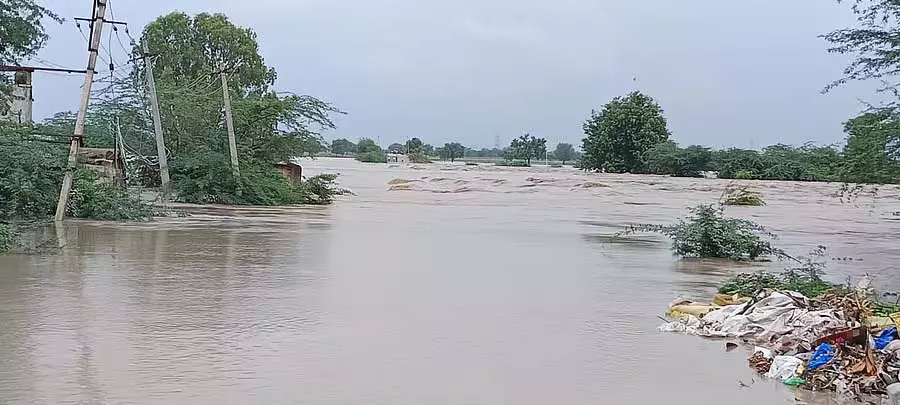 भारी बारिश से सामान्य जनजीवन प्रभावित: कई स्थानों पर सड़कें बंद भारी बारिश से सामान्य जनजीवन प्रभावित: कई स्थानों पर सड़कें बंद