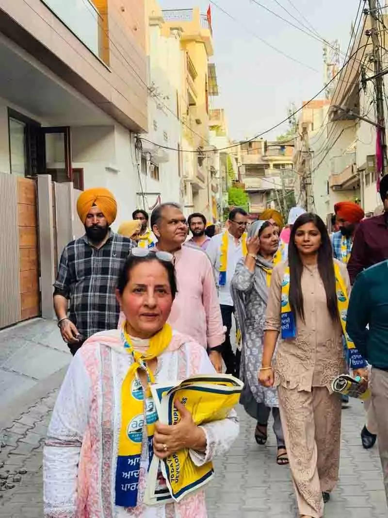 Gogi के परिजन आप उम्मीदवार के समर्थन में मतदाताओं से संपर्क कर रहे Gogi के परिजन आप उम्मीदवार के समर्थन में मतदाताओं से संपर्क कर रहे