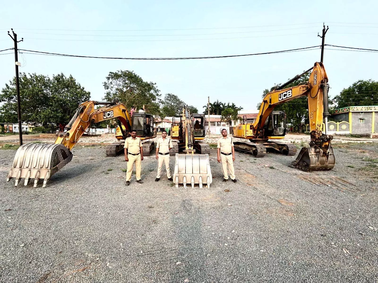 CG: अवैध रेत उत्खनन पर कड़ी कार्रवाई, 3 चैन माउंटेन वाहन जब्त CG: अवैध रेत उत्खनन पर कड़ी कार्रवाई, 3 चैन माउंटेन वाहन जब्त
