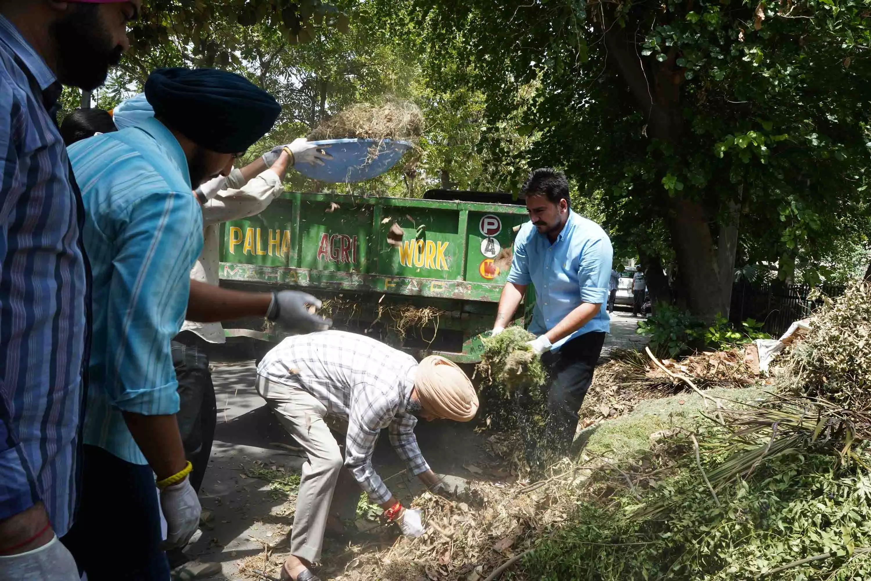 राजनीतिक टकराव, घुमन ने Aroras के घर के बाहर कूड़ा फेंका राजनीतिक टकराव, घुमन ने Aroras के घर के बाहर कूड़ा फेंका
