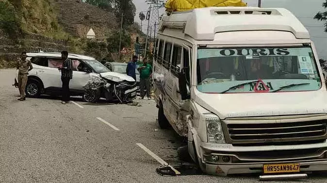 हाईवे पर टैंपो और कार की भिड़ंत, तीन घायलों का इलाज हायर सेंटर में जारी हाईवे पर टैंपो और कार की भिड़ंत, तीन घायलों का इलाज हायर सेंटर में जारी