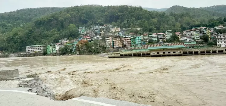 Sikkim : ग्लोफ़ के बाद, मेली में तीस्ता नदी का तल 14 मीटर बढ़ गया है Sikkim : ग्लोफ़ के बाद, मेली में तीस्ता नदी का तल 14 मीटर बढ़ गया है