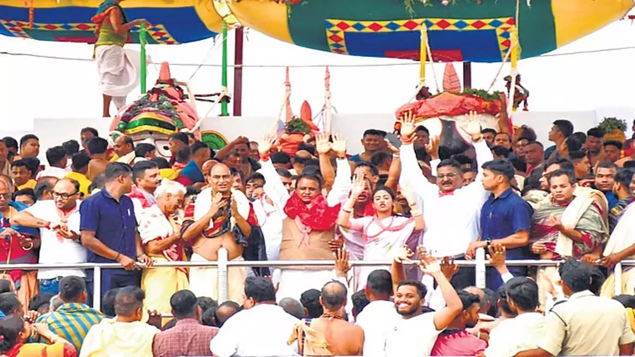 त्रिदेवों के स्नान पूर्णिमा अनुष्ठान को देखने के लिए पुरी में लाखों श्रद्धालु उमड़े त्रिदेवों के स्नान पूर्णिमा अनुष्ठान को देखने के लिए पुरी में लाखों श्रद्धालु उमड़े