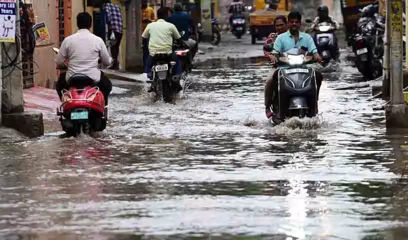 Hyderabad में रातभर भारी बारिश के साथ मानसून लौटा Hyderabad में रातभर भारी बारिश के साथ मानसून लौटा