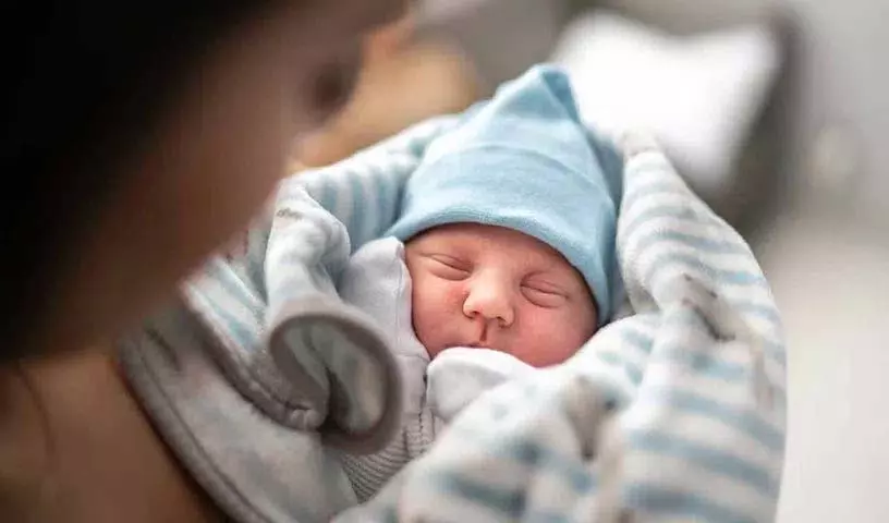 गर्भवती महिला ने ट्रेन के डिब्बे में बच्चे को दिया जन्म.. मां और बच्चा सुरक्षित गर्भवती महिला ने ट्रेन के डिब्बे में बच्चे को दिया जन्म.. मां और बच्चा सुरक्षित