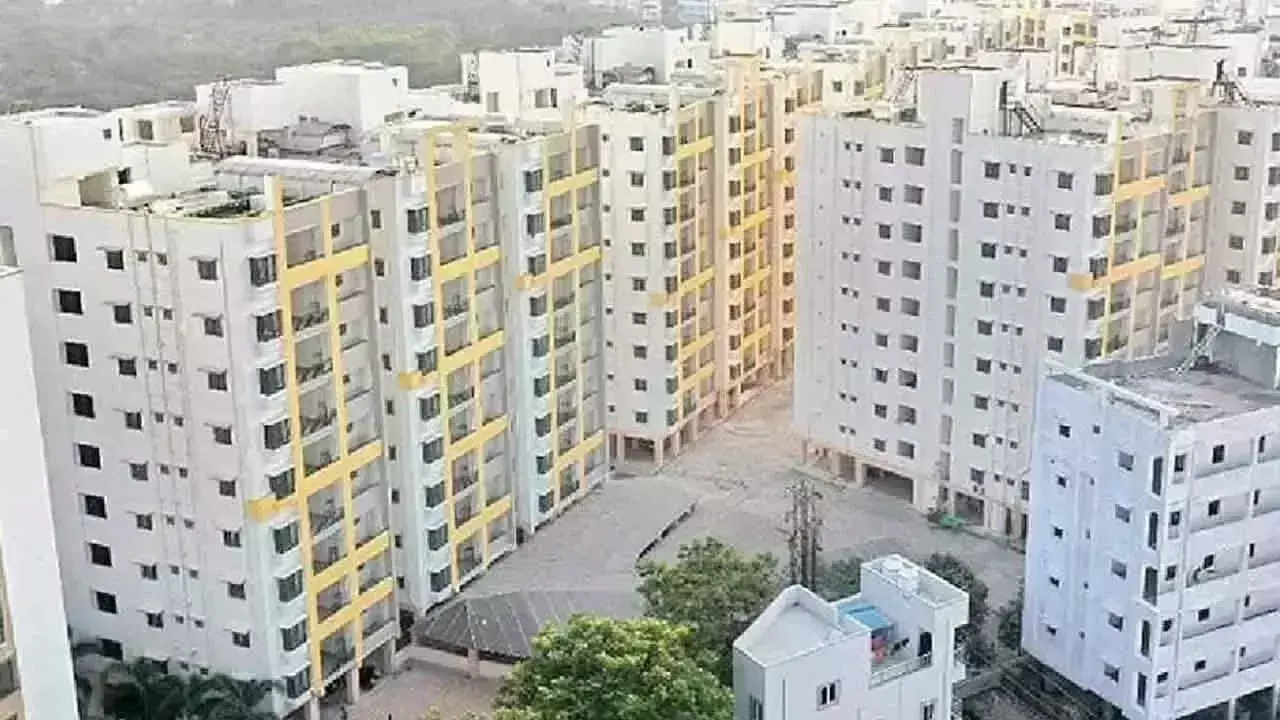 Telangana: हाउसिंग बोर्ड को 18 प्लॉटों की बिक्री से 142 करोड़ रुपये का खजाना मिला Telangana: हाउसिंग बोर्ड को 18 प्लॉटों की बिक्री से 142 करोड़ रुपये का खजाना मिला