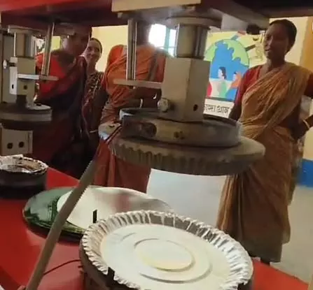 कागज़ की प्लेट पर आधा आसमान, आत्मनिर्भरता की दिशा कागज़ की प्लेट पर आधा आसमान, आत्मनिर्भरता की दिशा