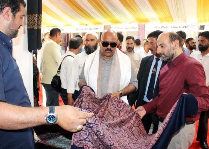 डिप्टी CM ने कश्मीर हाट में हथकरघा मेले का उद्घाटन किया डिप्टी CM ने कश्मीर हाट में हथकरघा मेले का उद्घाटन किया