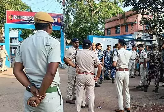 गुरुवार सुबह रवींद्रनगर में शांति, पुलिस का रूट मार्च जारी गुरुवार सुबह रवींद्रनगर में शांति, पुलिस का रूट मार्च जारी