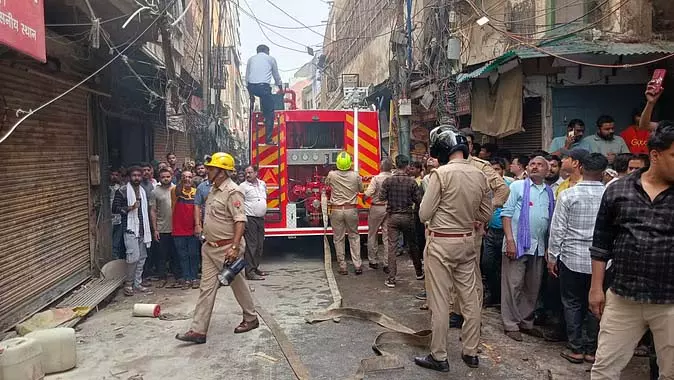 धमाके के बाद लगी आग, पुलिस और फायर ब्रिगेड ने संभाला हालात धमाके के बाद लगी आग, पुलिस और फायर ब्रिगेड ने संभाला हालात