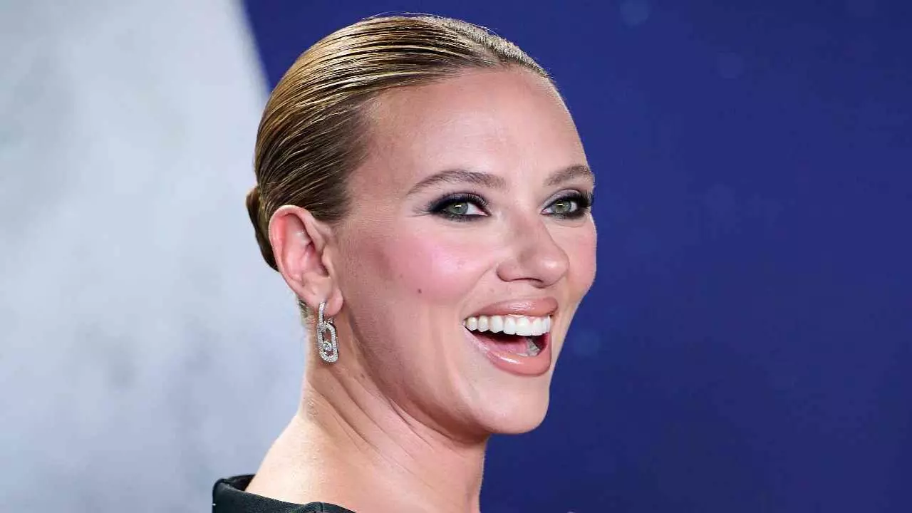 Scarlett Johansson को मार्वल के विशाल कलाकारों के साथ काम करते हुए संकोची Scarlett Johansson को मार्वल के विशाल कलाकारों के साथ काम करते हुए संकोची