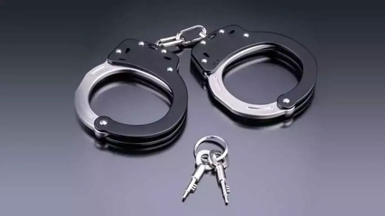 जबरन वसूली के आरोप में छात्र गिरफ्तार