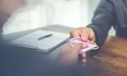 Delhi रिश्वत लेते हुए पुलिसकर्मी गिरफ्तार Delhi रिश्वत लेते हुए पुलिसकर्मी गिरफ्तार