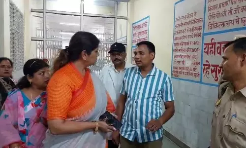 Farrukhabad: लोहिया महिला अस्पताल की बदइंतजामी देख महिला आयोग की अध्यक्ष ने जताया रोष Farrukhabad: लोहिया महिला अस्पताल की बदइंतजामी देख महिला आयोग की अध्यक्ष ने जताया रोष