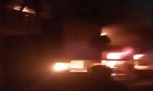 केमिकल गोदाम में भीषण आग, सामान लोडिंग ऑटो जलकर खाक