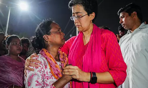 दक्षिण दिल्ली के भूमिहीन कैंप में तोड़फोड़ अभियान के एक दिन बाद AAP ने कहा- कई परिवारों के पास सोने के लिए जगह नहीं है दक्षिण दिल्ली के भूमिहीन कैंप में तोड़फोड़ अभियान के एक दिन बाद AAP ने कहा- कई परिवारों के पास सोने के लिए जगह नहीं है