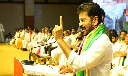 तेलंगाना के दुश्मन: कालेश्वरम परियोजना पर मचे बवाल के बीच रेवंत रेड्डी ने KCR परिवार पर निशाना साधा तेलंगाना के दुश्मन: कालेश्वरम परियोजना पर मचे बवाल के बीच रेवंत रेड्डी ने KCR परिवार पर निशाना साधा