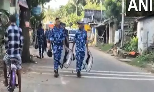 Police और उपद्रवियों के बीच झड़प के बाद दक्षिण 24 परगना में सुरक्षा कड़ी कर दी गई Police और उपद्रवियों के बीच झड़प के बाद दक्षिण 24 परगना में सुरक्षा कड़ी कर दी गई