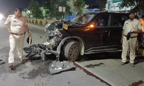 तेज रफ्तार वाहन ने पुलिसकर्मियों को मारी टक्कर, ड्राइवर फरार