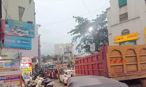 Pune : कटराज के दत्ता नगर चौक पर रोजाना ट्रैफिक जाम, 1 किलोमीटर की दूरी तय करने में लग रहे 15 मिनट Pune : कटराज के दत्ता नगर चौक पर रोजाना ट्रैफिक जाम, 1 किलोमीटर की दूरी तय करने में लग रहे 15 मिनट