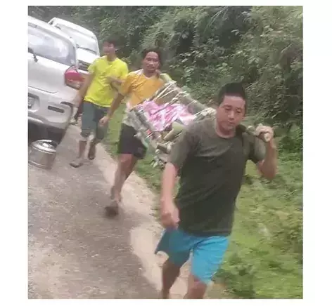 Arunachal: सड़क अवरुद्ध होने के कारण लोग बांस के स्ट्रेचर पर मरीज को ले जा रहे हैं Arunachal: सड़क अवरुद्ध होने के कारण लोग बांस के स्ट्रेचर पर मरीज को ले जा रहे हैं