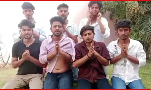 यूट्यूबर ने सड़क पर खुलेआम फ्री में बीयर बांटी, पुलिस ने निकाली हेकड़ी यूट्यूबर ने सड़क पर खुलेआम फ्री में बीयर बांटी, पुलिस ने निकाली हेकड़ी