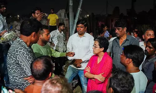 आतिशी ने भूमिहीन कैंप विध्वंस स्थल पर पहुंचकर भाजपा पर गरीब विरोधी होने का आरोप लगाया आतिशी ने भूमिहीन कैंप विध्वंस स्थल पर पहुंचकर भाजपा पर गरीब विरोधी होने का आरोप लगाया