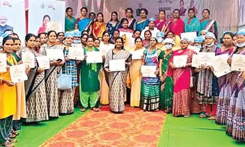 Odisha : जिला कल्याण अधिकारी नाहा मनोरमा देवी ने व्यंजनों का निरीक्षण किया