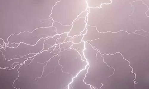 आकाशीय बिजली गिरी केला बाड़ी में, मजदूर की मौत