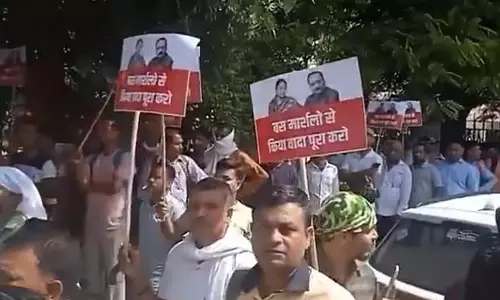 नागरिक सुरक्षा स्वयंसेवकों ने दिल्ली CM आवास के बाहर प्रदर्शन, पुनः भर्ती की मांग