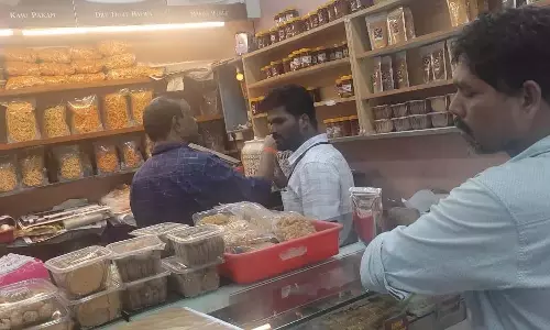 GHMC ने शहर की मिठाई की दुकानों में खराब स्वच्छता को चिन्हित किया GHMC ने शहर की मिठाई की दुकानों में खराब स्वच्छता को चिन्हित किया