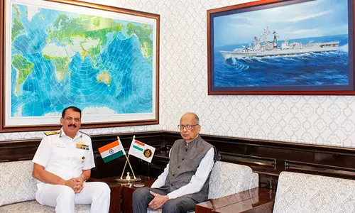 Navy Chief एडमिरल त्रिपाठी ने वायरलेस तकनीक के अग्रणी पॉलराज से मुलाकात की Navy Chief एडमिरल त्रिपाठी ने वायरलेस तकनीक के अग्रणी पॉलराज से मुलाकात की