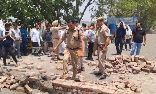 Haryana : लंबित मुआवज़ा पाने के लिए एक व्यक्ति ने राज्य राजमार्ग के बीच में दीवार खड़ी कर दी Haryana : लंबित मुआवज़ा पाने के लिए एक व्यक्ति ने राज्य राजमार्ग के बीच में दीवार खड़ी कर दी