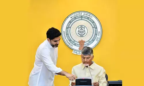 Andhra में नायडू सरकार का एक साल: चिंताओं के बीच प्रभावशाली कल्याण Andhra में नायडू सरकार का एक साल: चिंताओं के बीच प्रभावशाली कल्याण