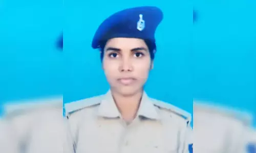 तेज रफ्तार एसयूवी की टक्कर से महिला पुलिसकर्मी की मौत, दो अन्य गंभीर रूप से घायल तेज रफ्तार एसयूवी की टक्कर से महिला पुलिसकर्मी की मौत, दो अन्य गंभीर रूप से घायल